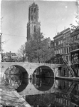 816617 Gezicht op de Gaardbrug over de Oudegracht te Utrecht, met op de achtergrond de Domtoren.